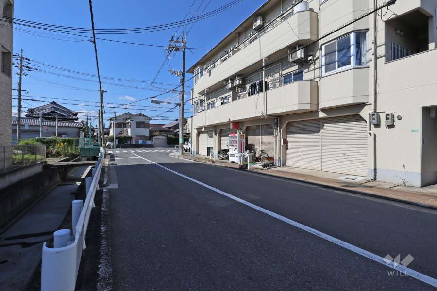 敷地南側の前面道路（東から）