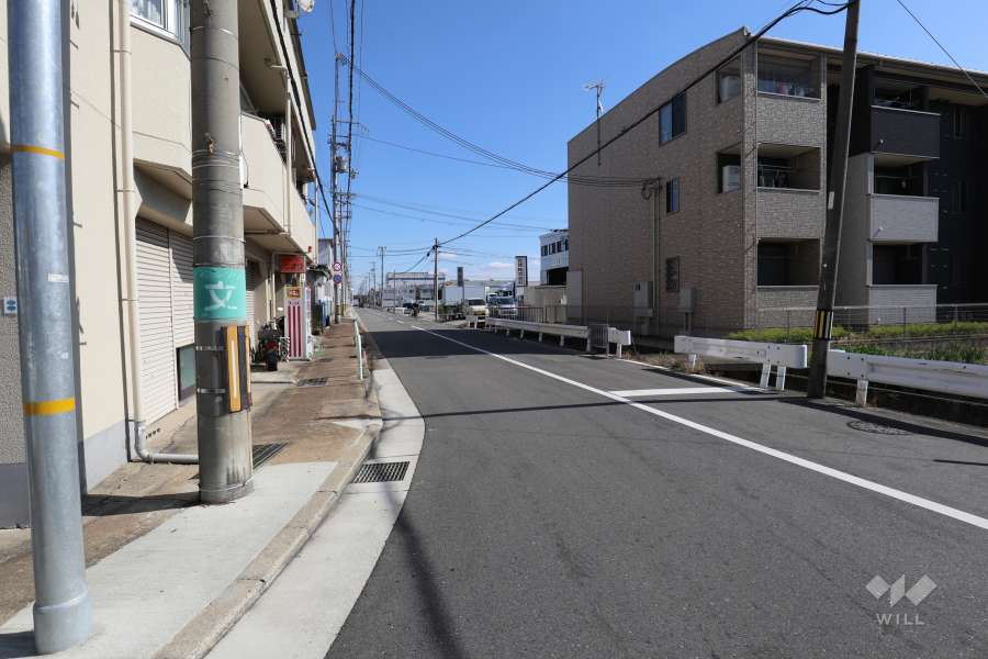敷地南側の前面道路（西から）