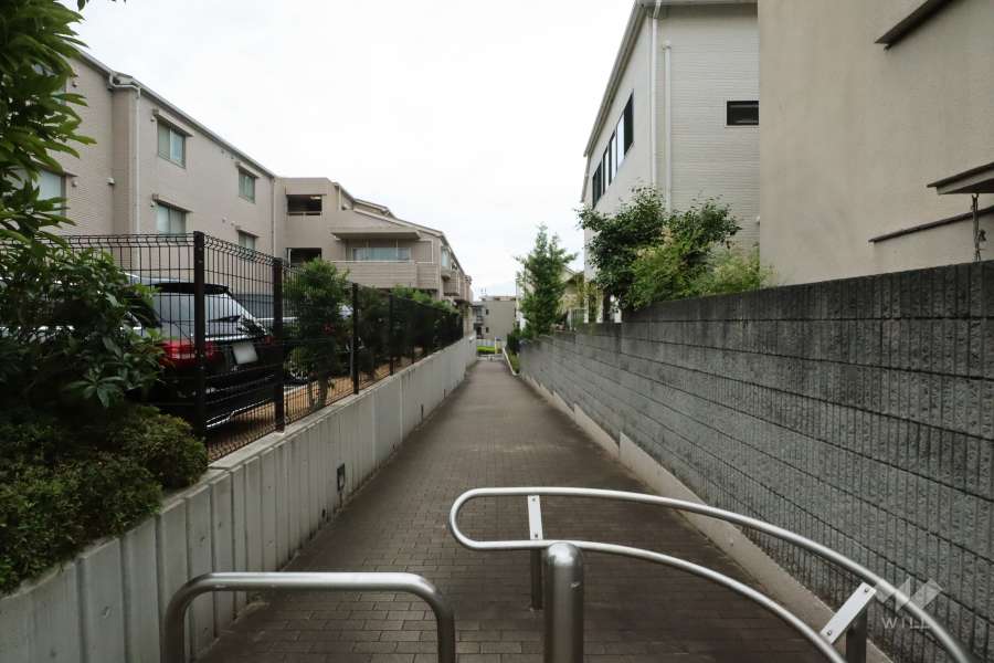敷地北側の前面通路(東側から)