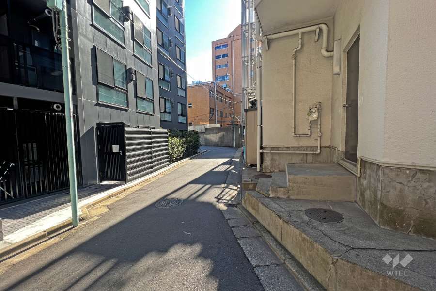 敷地の東側前面道路(北側から)