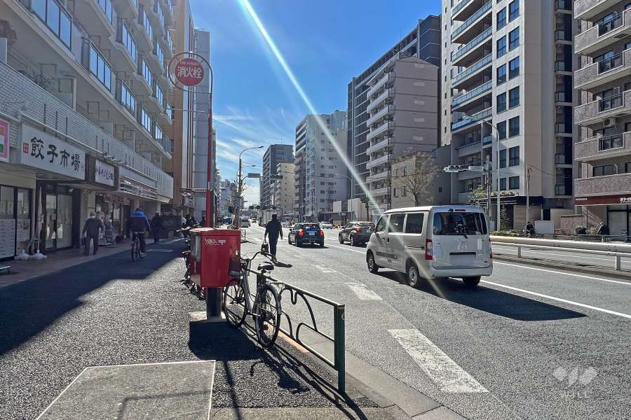 敷地の南西側前面道路(北西側から)