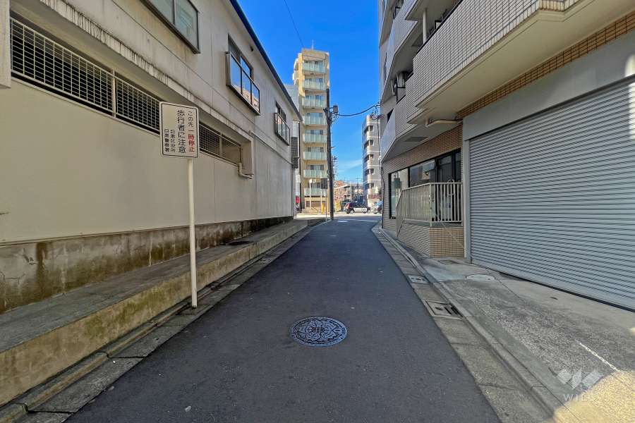 敷地の北西側前面道路(東側から)