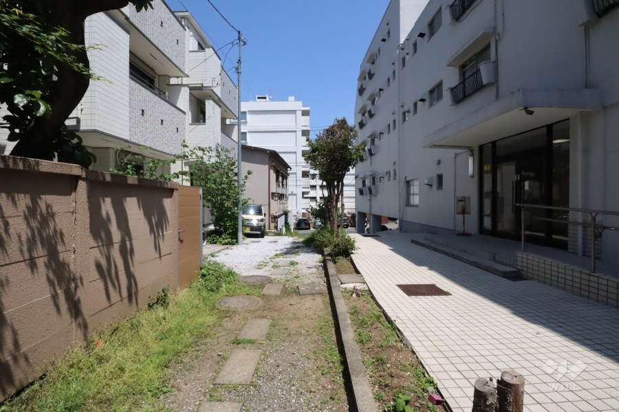 敷地の北側前面道路(西側から)