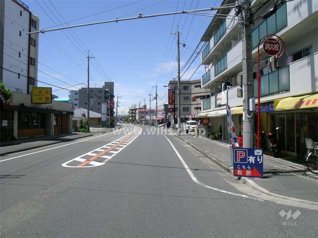 敷地の南西側は二車線のバス通りです。