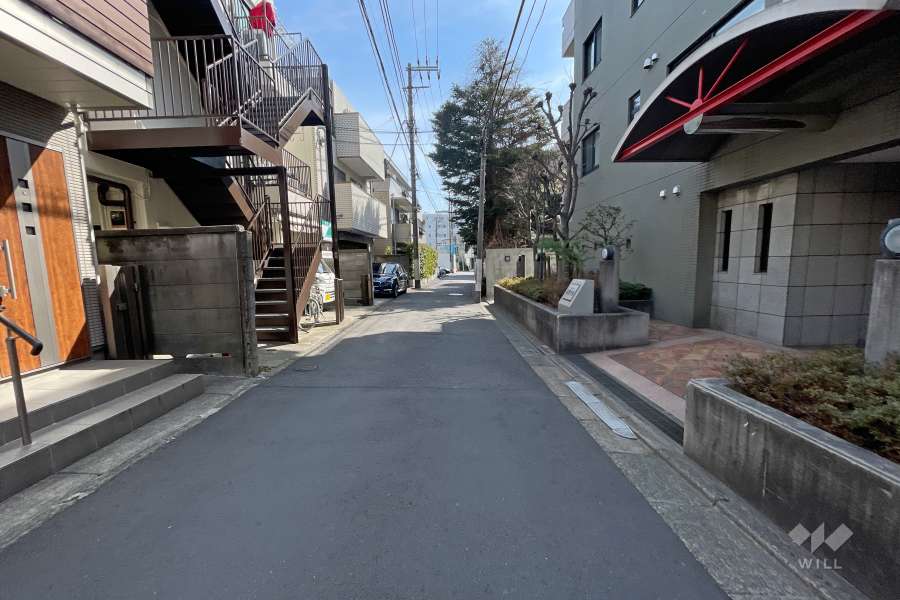 敷地東側の前面道路