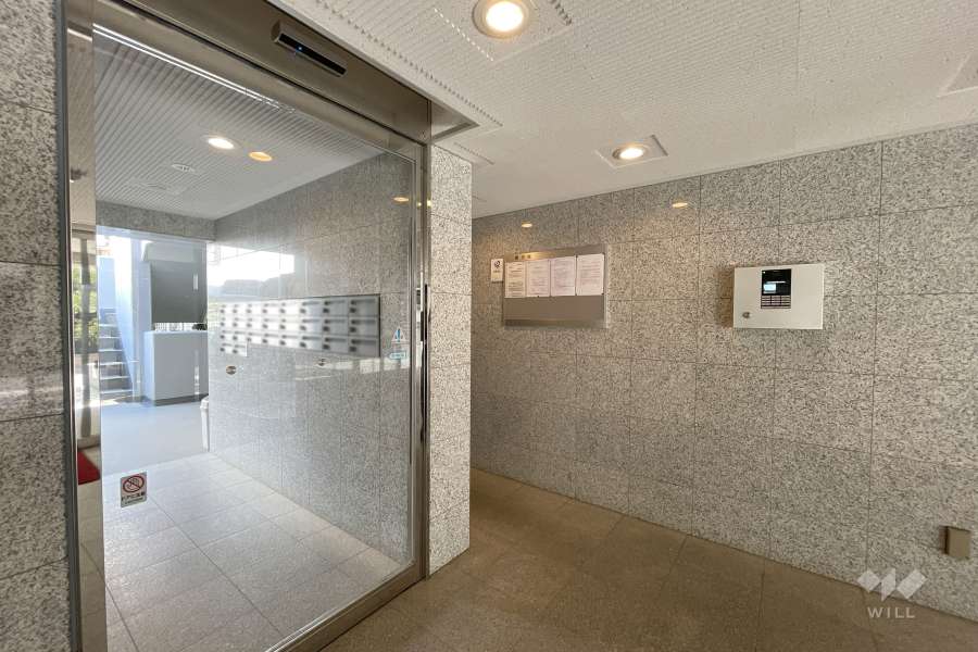 エントランスはオートロック付きです。　