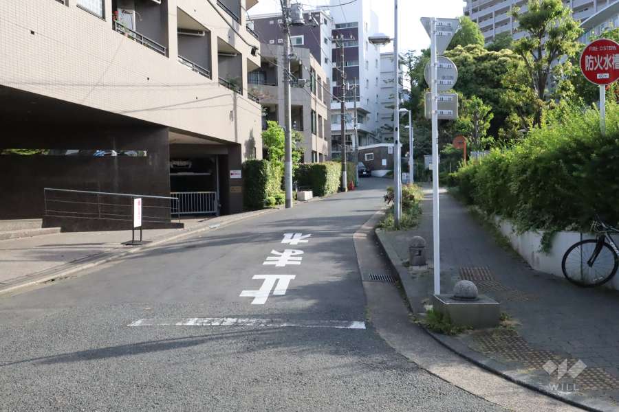 敷地北西側の前面道路(北東側から)