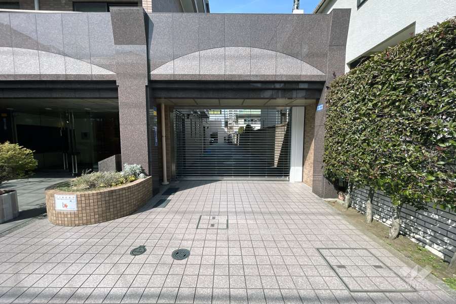 敷地内駐車場の出入り口（リングシャッター付き）