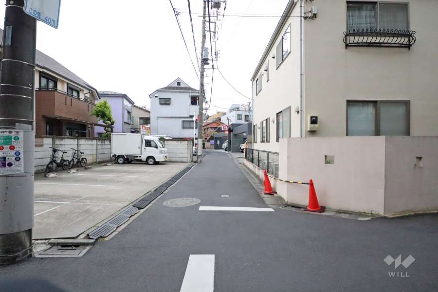 敷地北東側の前面道路（西側から）
