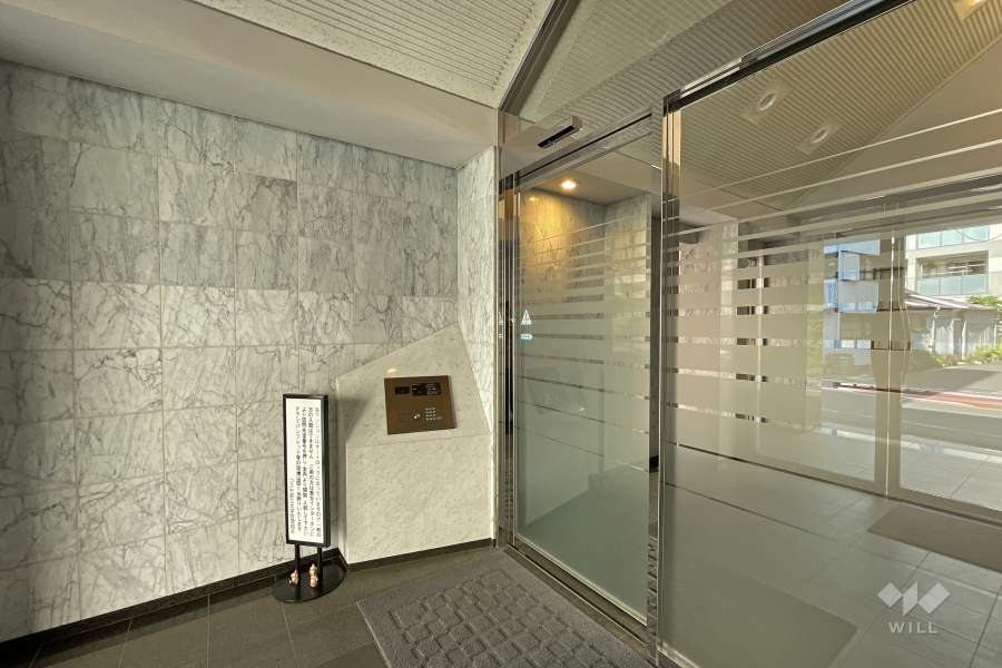 エントランスはオートロック付きです。