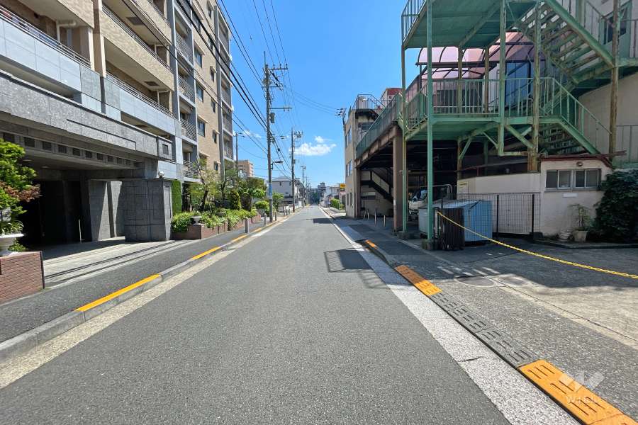 敷地西側の前面道路（北側から）