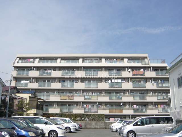 イスズハイツベル伊丹荻野の外観（南側から）