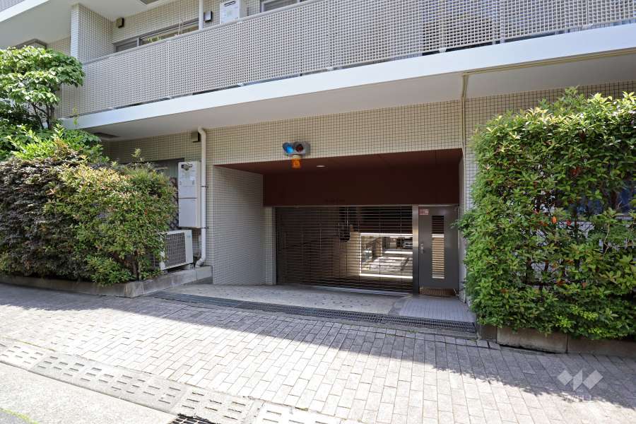 駐車場の出入口（リングシャッター付き）