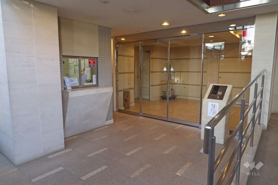 エントランスはオートロック付きです。