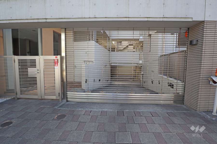 地下駐車場の出入り口（リングシャッター付き）