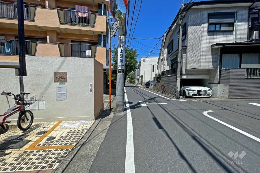 敷地東側の前面道路（南側から）