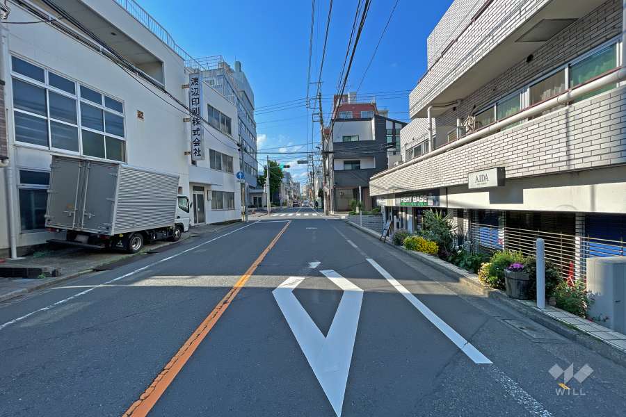 敷地西側の前面道路（南側から）