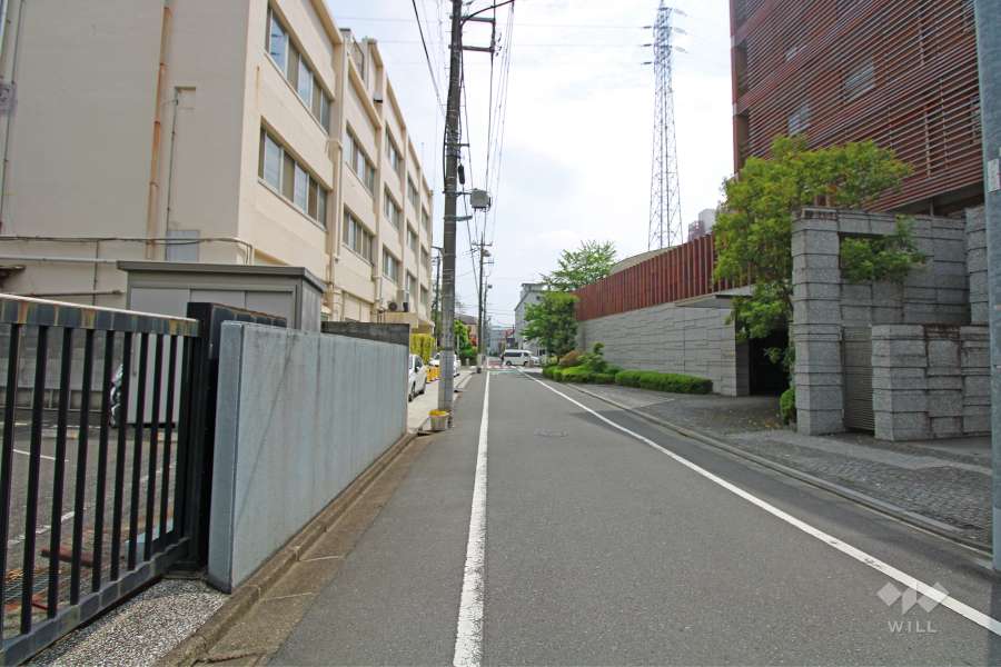 敷地北側の前面道路（東側から）