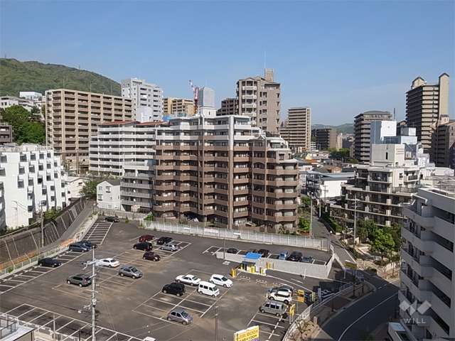 周辺はマンションが多く立ち並ぶ住宅地です。