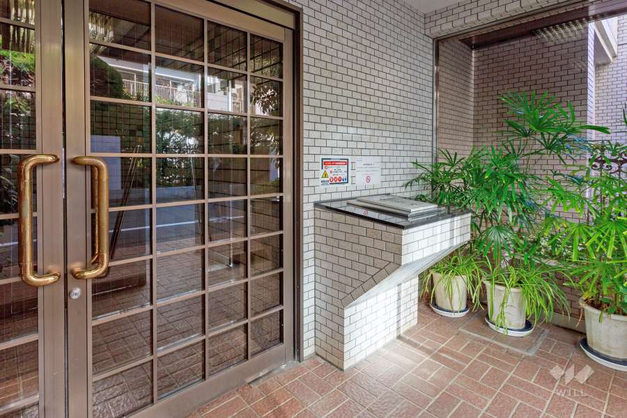 エントランスはオートロック付きです。