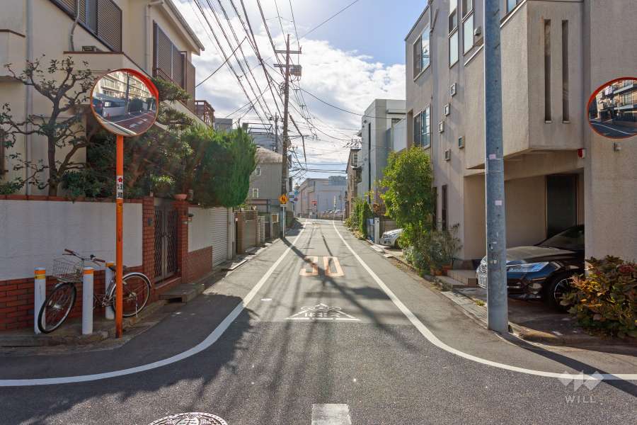 敷地東側の前面道路（北側から）