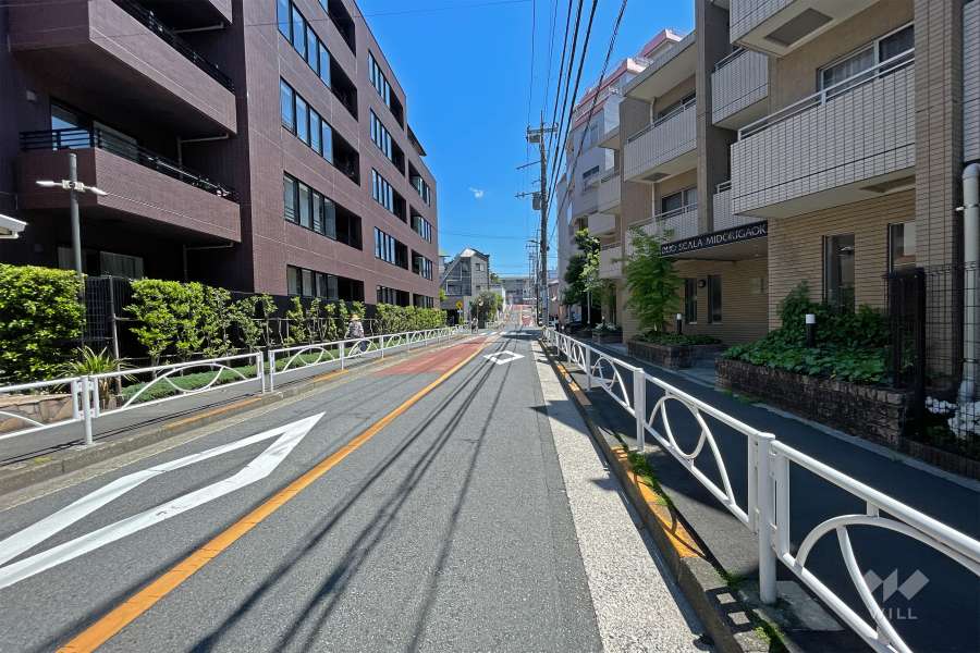 敷地北側の前面道路は緑小通りです（西側から）