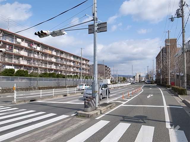 敷地南側は4車線のバス通りに面してます。