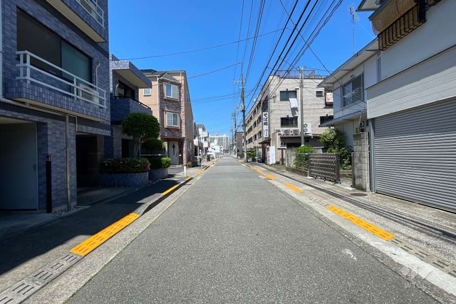 敷地東側の前面道路（南側から）