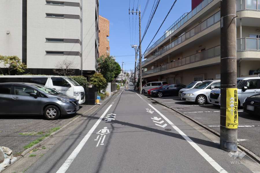 敷地北側の前面道路(西側から)