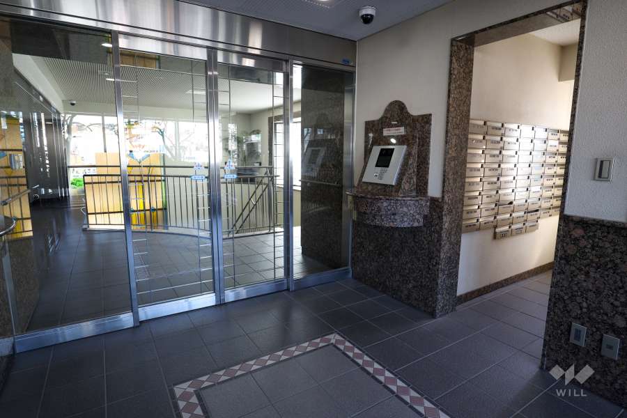 エントランスはオートロック付きです。