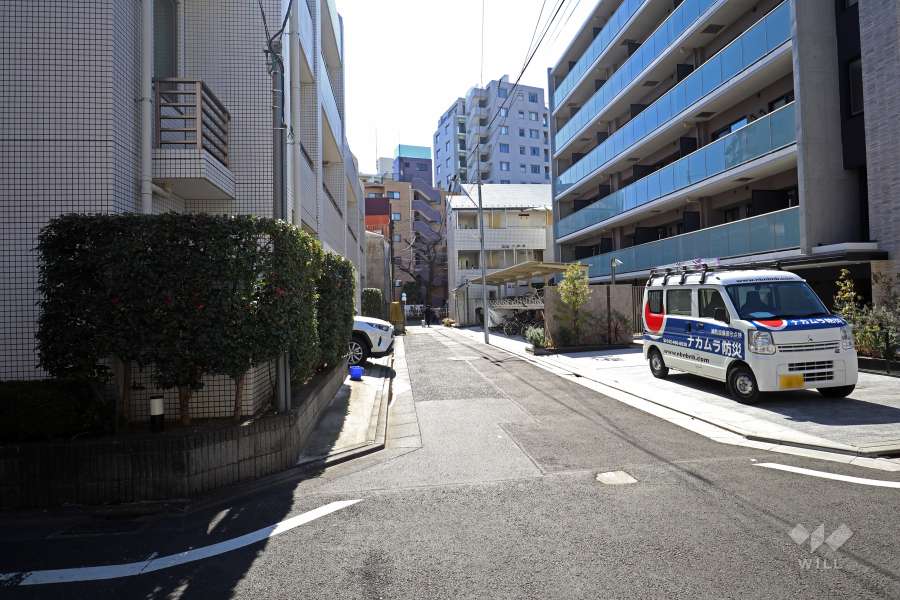 敷地南西側の前面道路(北西側から)