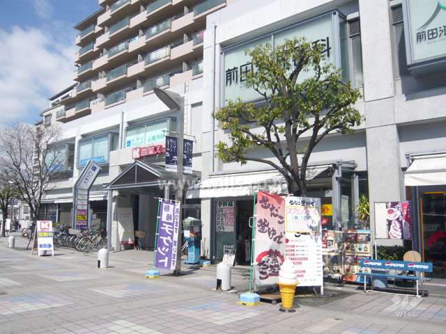 下層階には店舗が入っています。
