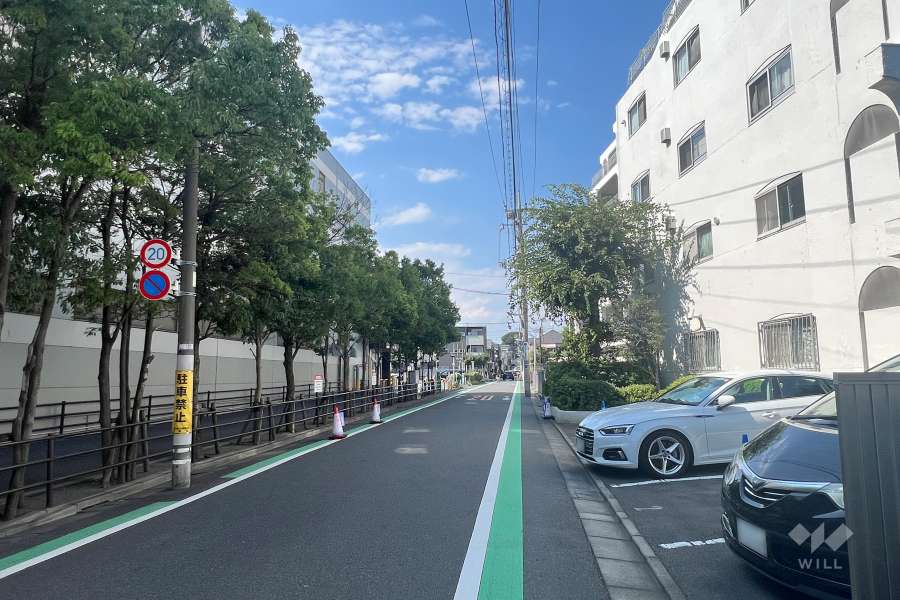 敷地西側の前面道路