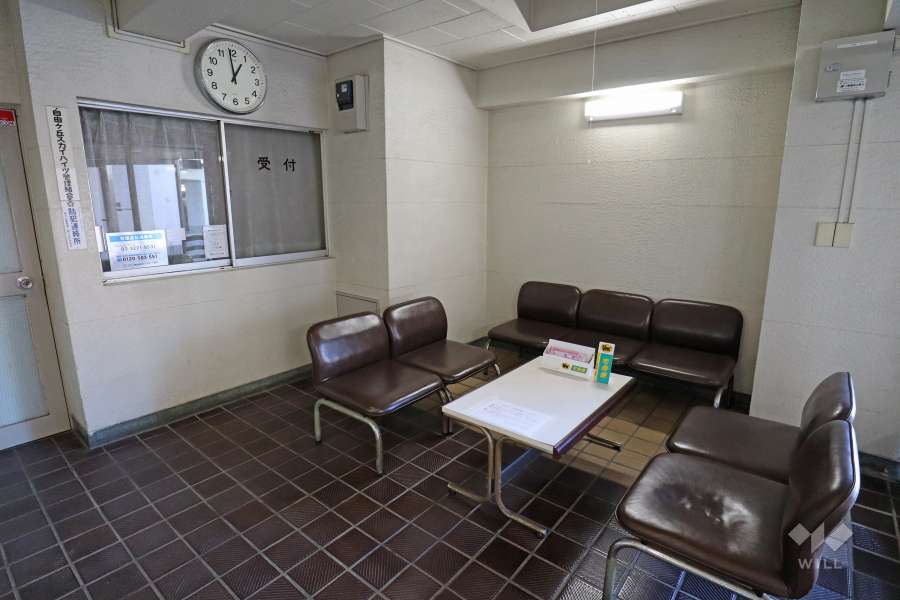 エントランスホールには談話スペースが設けられています。