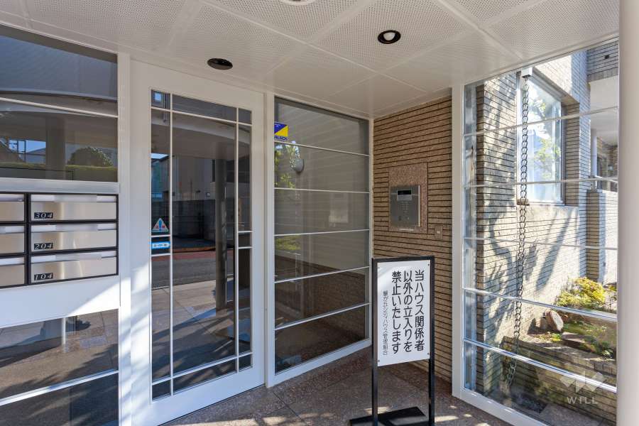 エントランスはオートロック付きです。