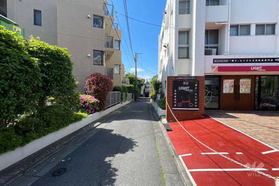 敷地東側の前面道路（北側から）