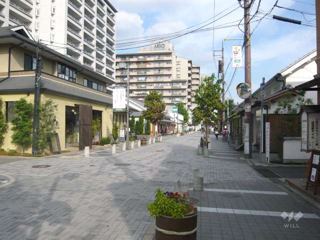 敷地の北側は商店が並ぶ風情のある通りです。