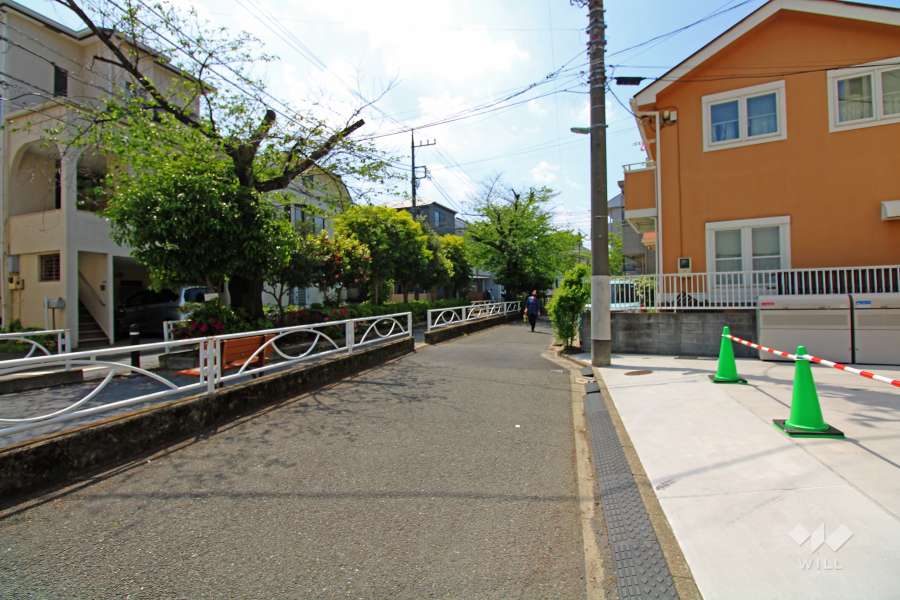 敷地南側の前面道路（東側から）