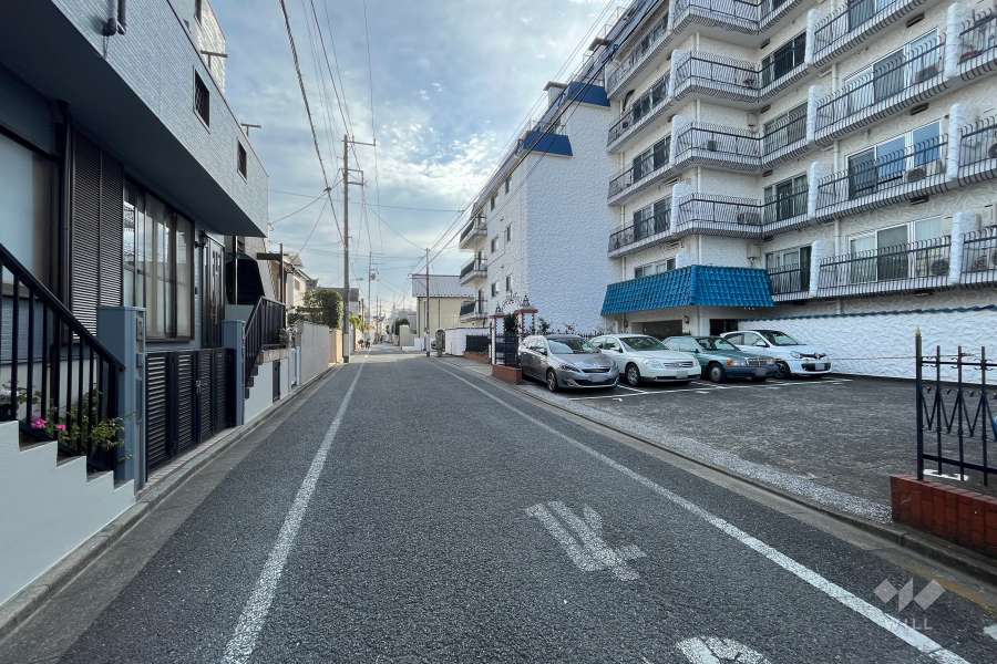 敷地北東側の前面道路