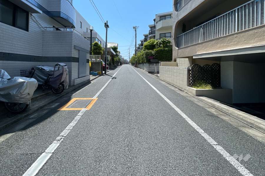 敷地南側の前面道路