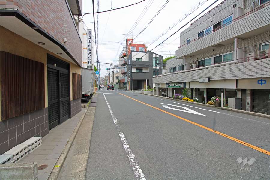 敷地の東側前面道路は中根小通りです（南側から）。