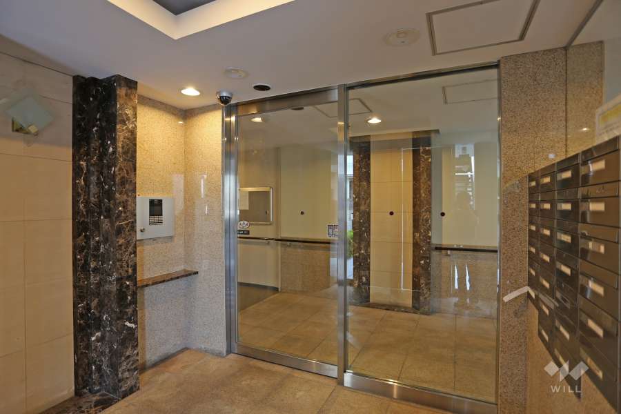 エントランスはオートロック付きです。