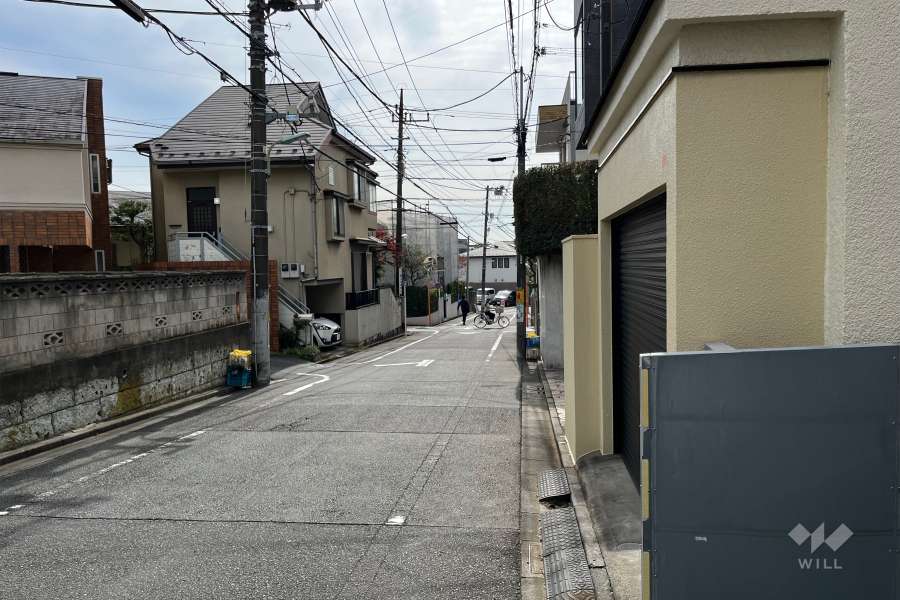 敷地の東側前面道路（北側から）