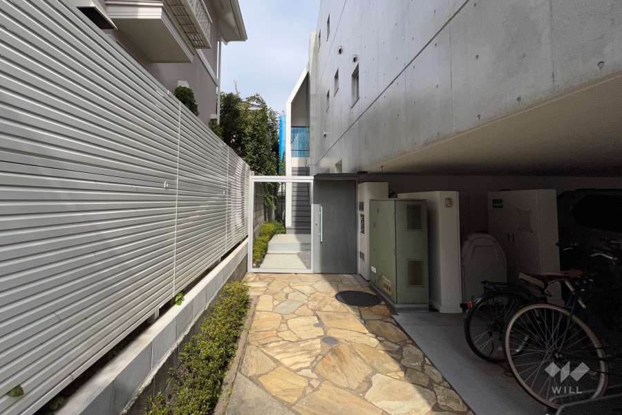 西エントランスアプローチ