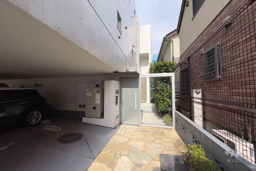 東エントランスアプローチ