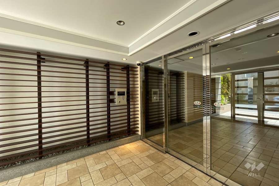 エントランスはオートロック付きです。