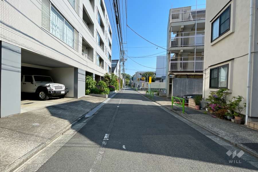 敷地西側の前面道路