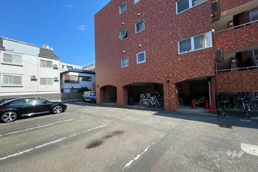 敷地内駐車場（屋外平面式）と、屋内に設けられた駐輪場