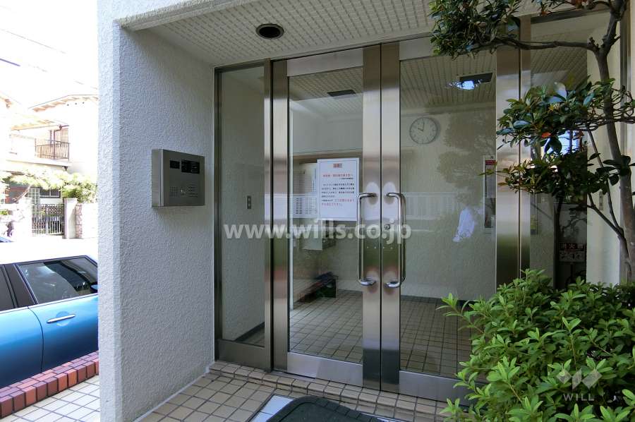 エントランスはオートロック付きです。