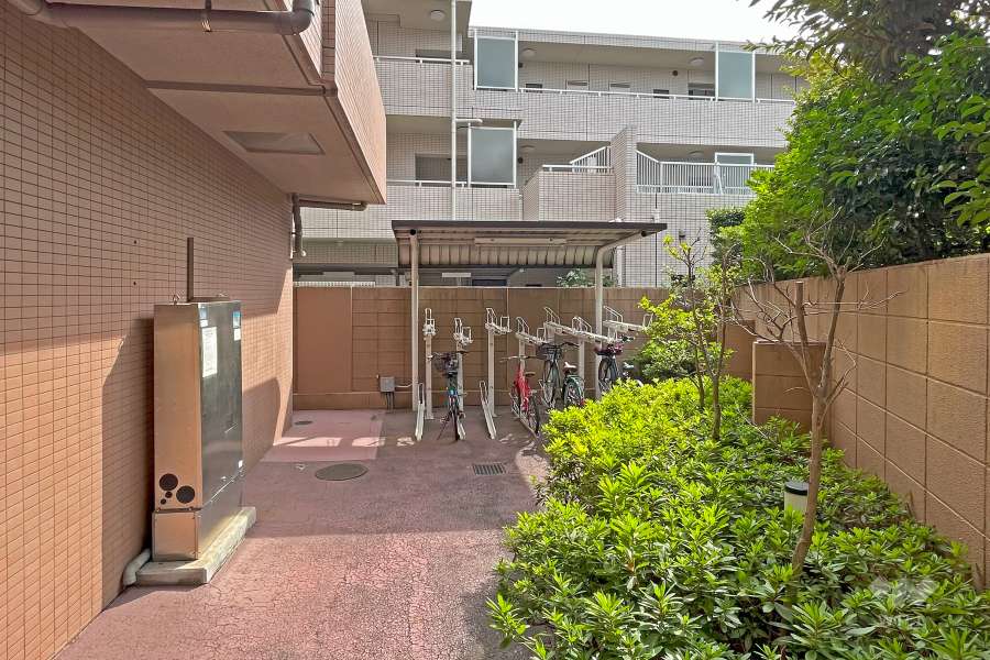 駐輪場と中庭